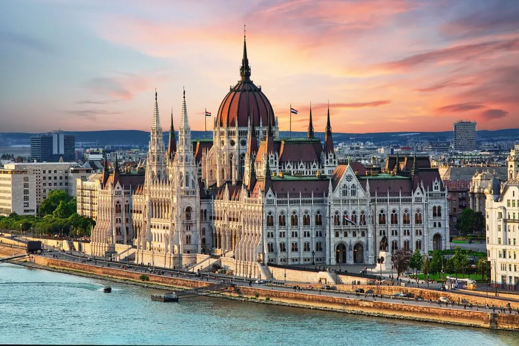 Il bellissimo edificio del Parlamento di Budapest, popolare meta di viaggio