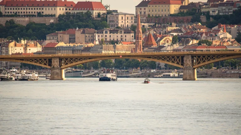 Barca da festa sul fiume Danubio. Programma di feste per giovani a Budapest. Questa nave gira intorno al fiume nella città di Budapest. Il dj suona musica elettronica da ballo, che può essere ballata se si vuole.