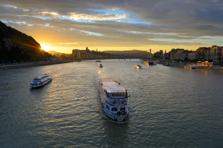 Kreuzfahrtschiff auf der Donau bei Sonnenuntergang, Budapest