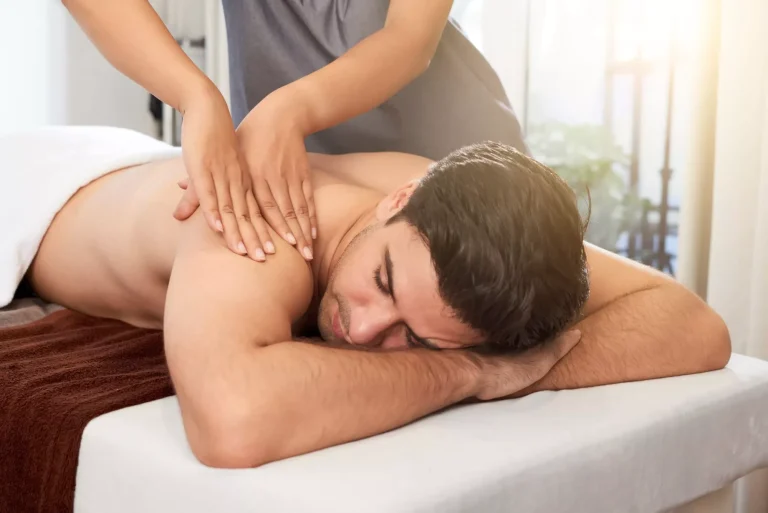 Uomo che si fa massaggiare