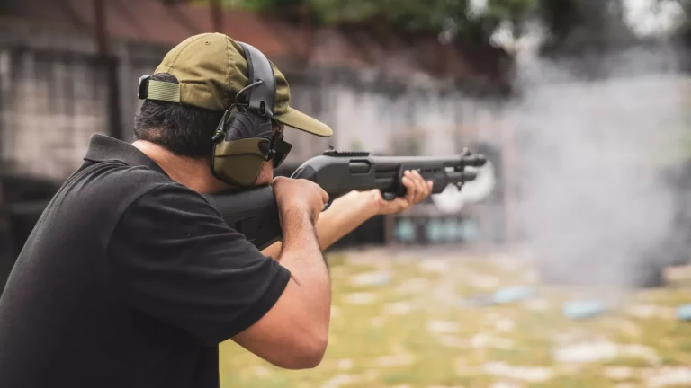 Mann schießt auf einem Schießstand im Freien, selektiver Fokus